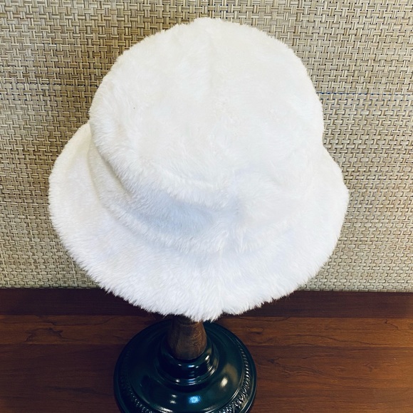 🌟HP🌟NWOT Off White Faux Fur Bucket Hat by Open Edit OS - Picture 5 of 10